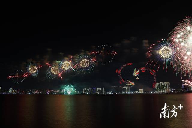 烟花 南方+ 张晓宜,郑淼鑫,彭深,张伟炜 拍摄