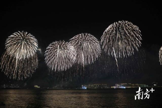 烟花 南方+ 张晓宜,郑淼鑫,彭深,张伟炜 拍摄
