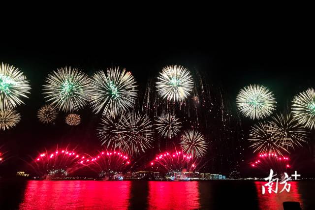 烟花 南方+ 张晓宜,郑淼鑫,彭深,张伟炜 拍摄