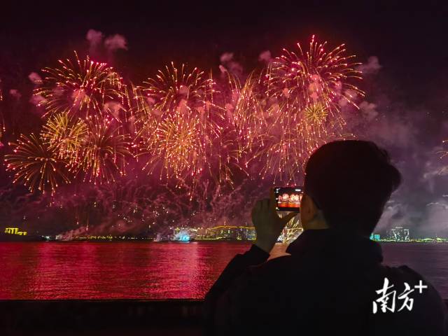 烟花 南方+ 张晓宜,郑淼鑫,彭深,张伟炜 拍摄