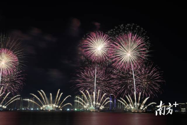 烟花 南方+ 张晓宜,郑淼鑫,彭深,张伟炜 拍摄