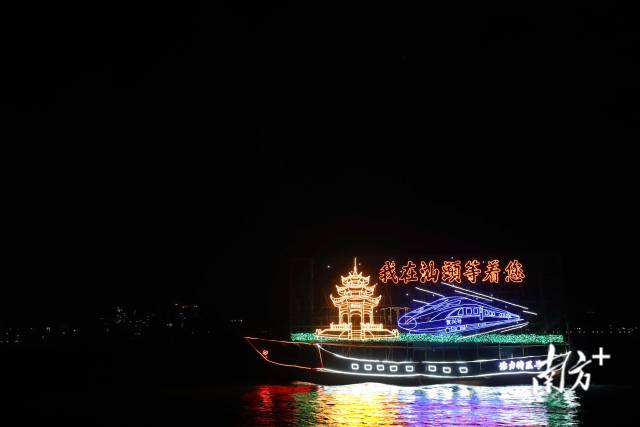 烟花 南方+ 张晓宜,郑淼鑫,彭深,张伟炜 拍摄