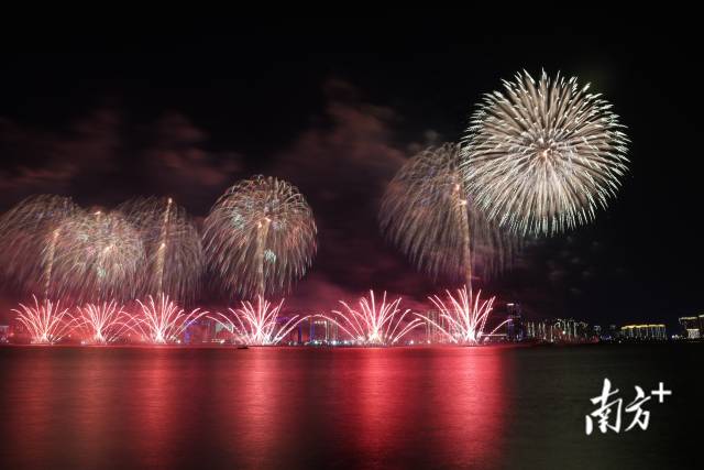 烟花 南方+ 张晓宜,郑淼鑫,彭深,张伟炜 拍摄