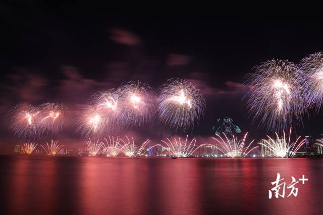 烟花 南方+ 张晓宜,郑淼鑫,彭深,张伟炜 拍摄