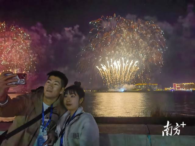 烟花 南方+ 张晓宜,郑淼鑫,彭深,张伟炜 拍摄