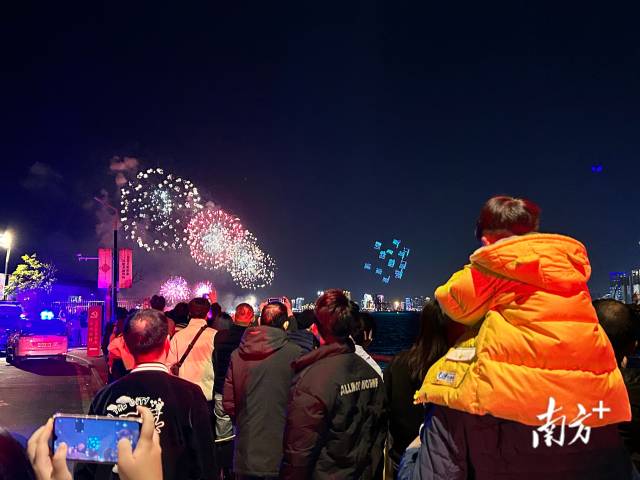 烟花 南方+ 张晓宜,郑淼鑫,彭深,张伟炜 拍摄