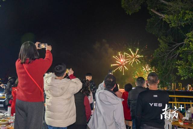 烟花 南方+ 张晓宜,郑淼鑫,彭深,张伟炜 拍摄