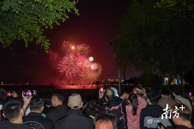 烟花 南方+ 张晓宜,郑淼鑫,彭深,张伟炜 拍摄