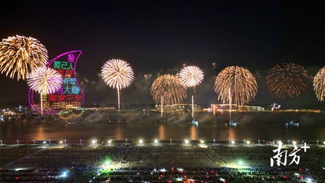 烟花 南方+ 张晓宜,郑淼鑫,彭深,张伟炜 拍摄