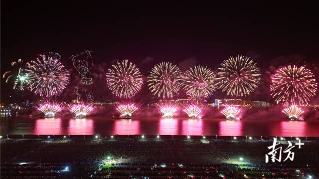 烟花 南方+ 张晓宜,郑淼鑫,彭深,张伟炜 拍摄