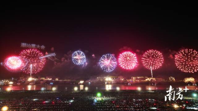 烟花 南方+ 张晓宜,郑淼鑫,彭深,张伟炜 拍摄