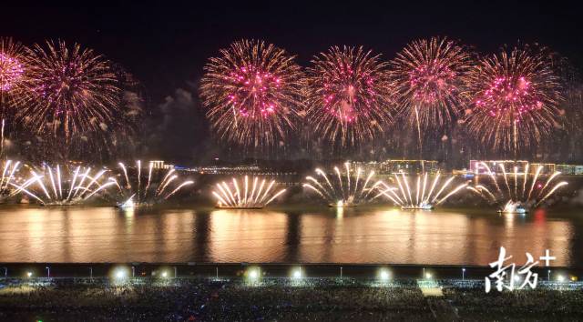 烟花 南方+ 张晓宜,郑淼鑫,彭深,张伟炜 拍摄