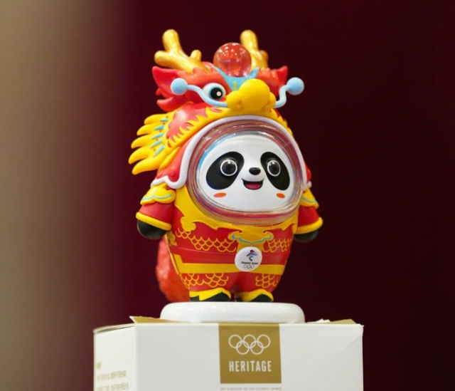 北京冬奥会吉祥物“冰墩墩”的龙年新春特别版“龙墩墩”。