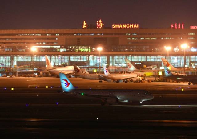 中国东航全球首架C919飞机于北京时间2月16日执行MU299调机航班，大飞20时4分从上海虹桥国际机场起飞。首次