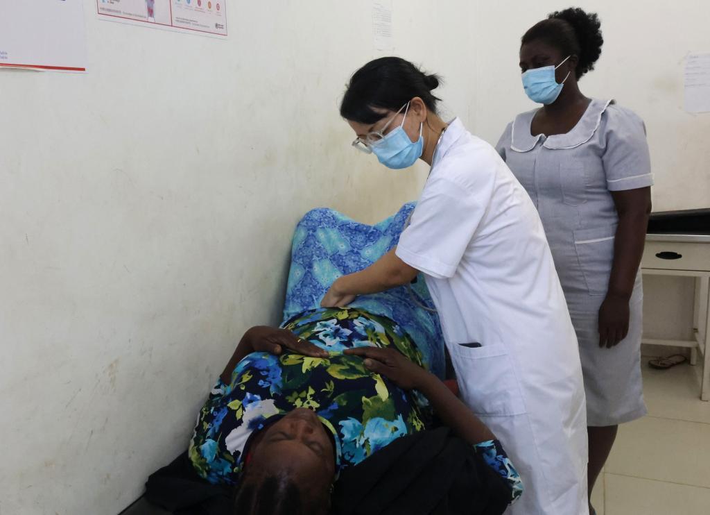 2023年2月27日,在塞拉利昂首都弗里敦,一名中国医疗队的医生正在为患者检查身体。