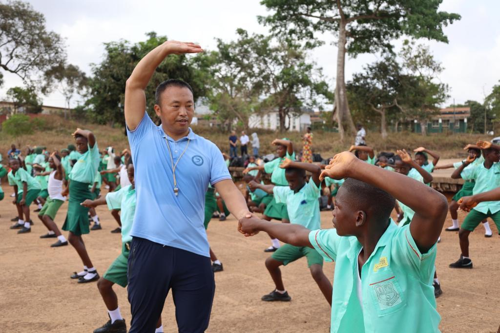 2月20日,在塞拉利昂首都弗里敦,来自塞拉利昂大学孔子学院的武术教师刘伟在为当地学生上武术课。