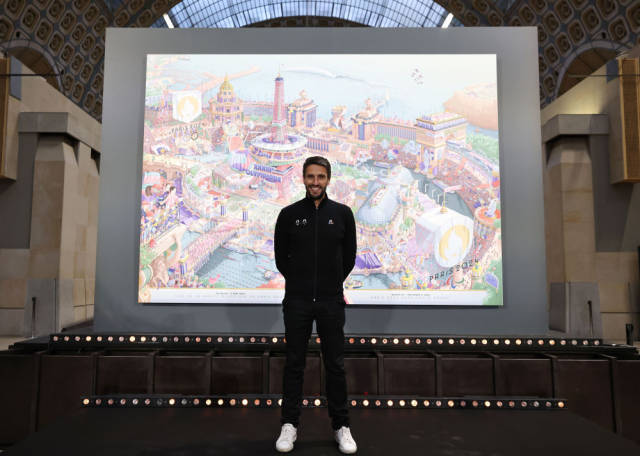 ↑在法国巴黎奥赛博物馆举行的巴黎报揭巴黎奥运会和残奥会官方海报发布仪式上，巴黎奥组委主席托尼·埃斯坦盖在海报前拍照。奥运