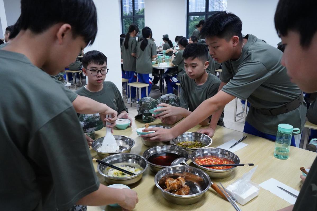 澳门学子在珠海参加国防教育营