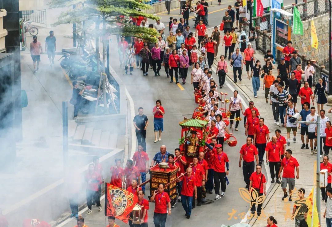 香港和上海哪个更繁华（香港跟上海比哪个更繁华）