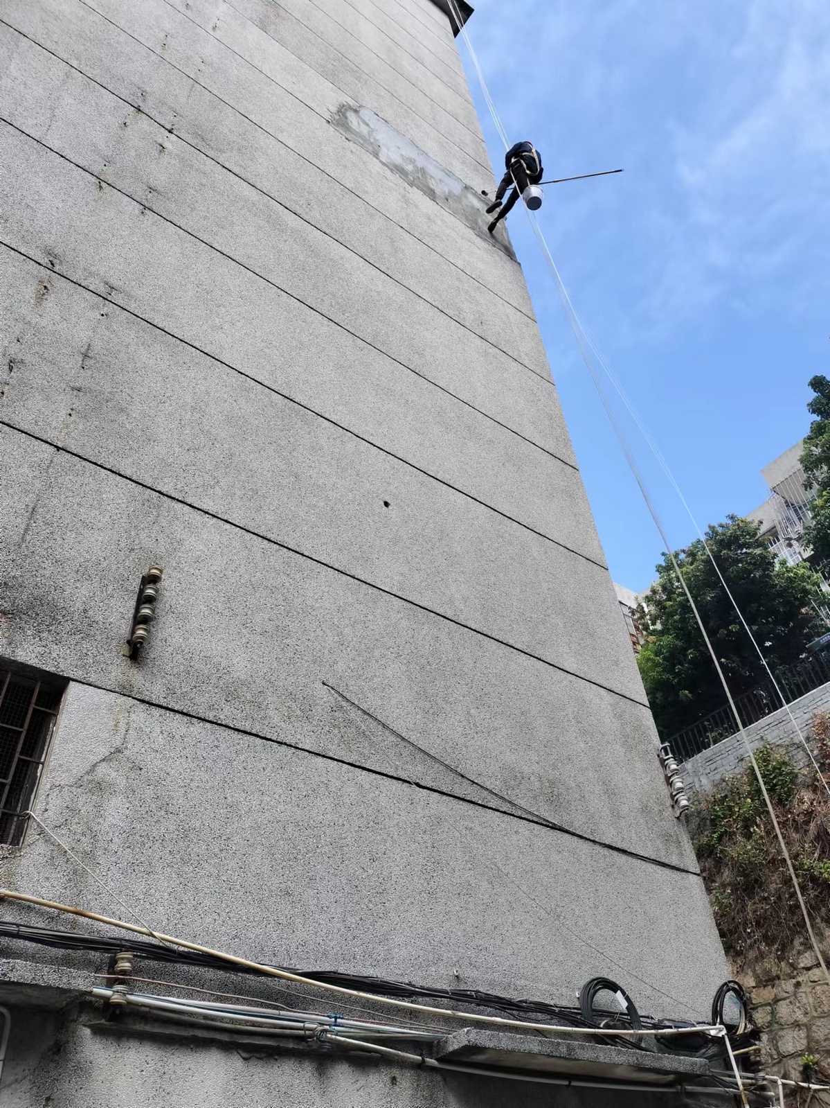 狮山老旧居民楼外墙脱落酿险情,社区组织业主修复除隐患