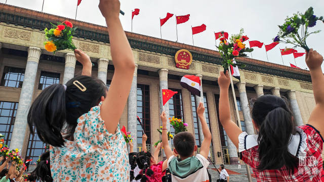 △5月29日下午,习近平主席举行仪式欢迎埃及总统塞西访华。图为欢迎仪式现场的少年儿童。(总台央视记者刘琦拍摄) △5月29日下午,习近平主席举行仪式欢迎埃及总统塞西访华。图为欢迎仪式现场的少年儿童。(总台央视记者刘琦拍摄)