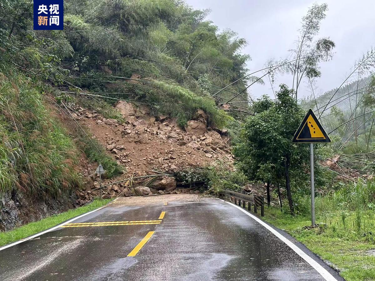 江西省抚州市236国道发生山体塌方，有车辆被埋