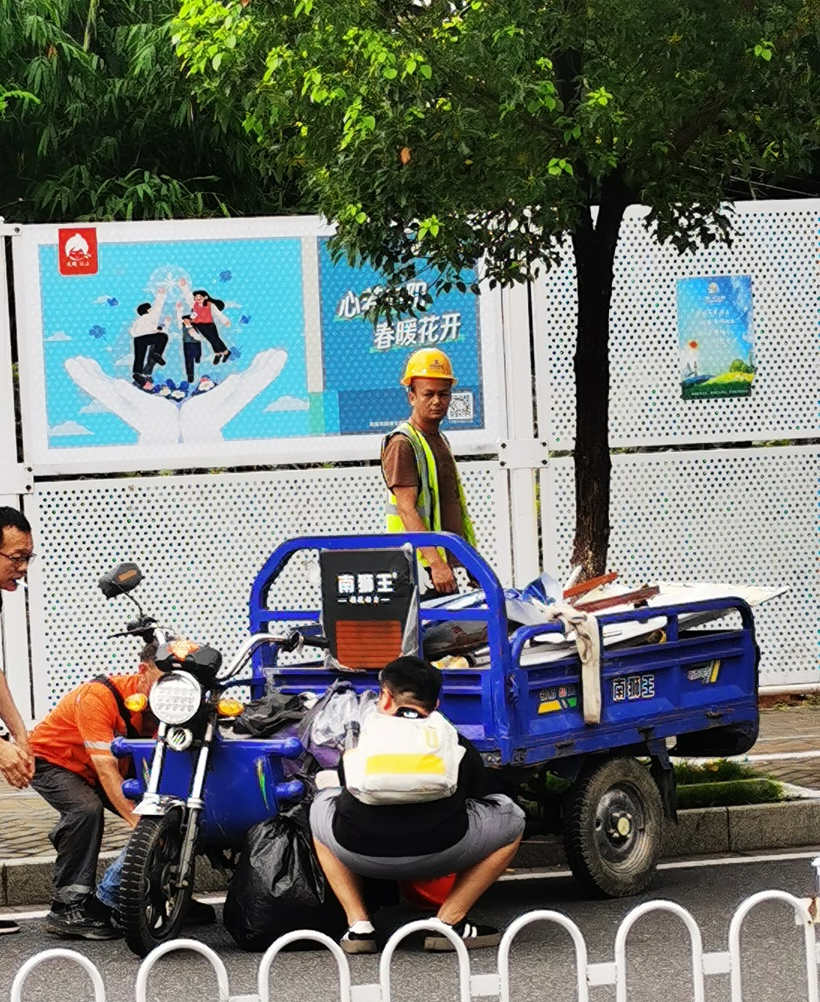 险！骑车男子街头昏倒！珠海送气员上前施救