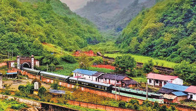 四川省凉山彝族自治州喜德县，一列火车通过成昆铁路沙马拉达隧道。宋豪新 熊笠摄影报道