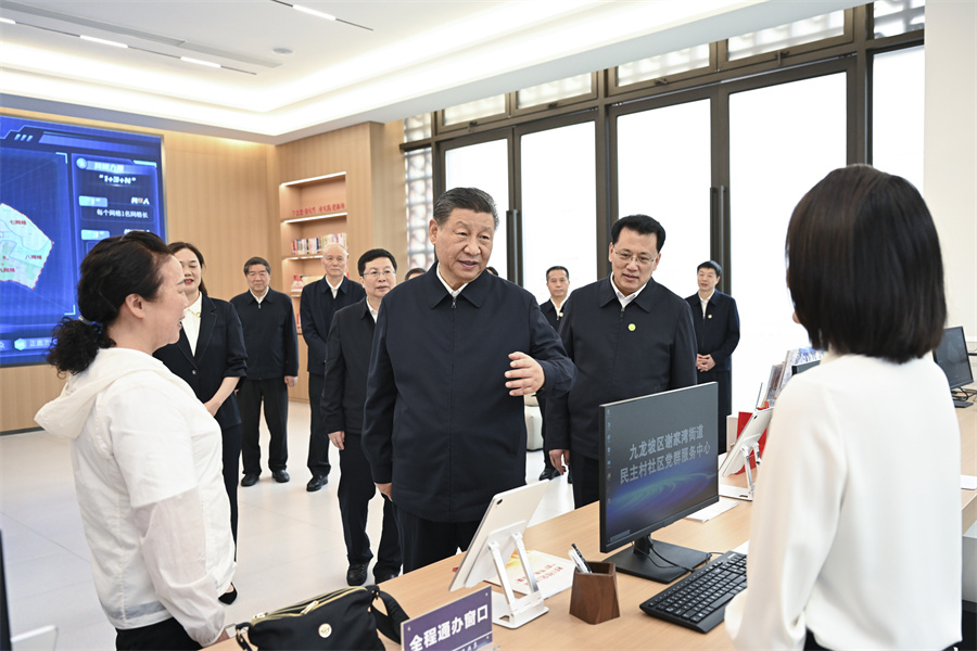 2024年4月22日至24日,中共中央总书记、国家主席、中央军委主席习近平在重庆考察。这是22日下午,习近平在九龙坡区谢家湾街道民主村社区考察。新华社记者 谢环驰 摄