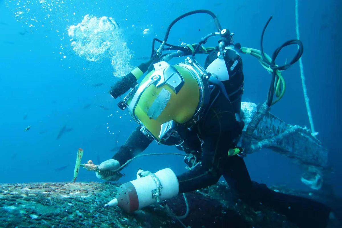 为平台“减负”！“蛙人”深潜清理导管架海生物