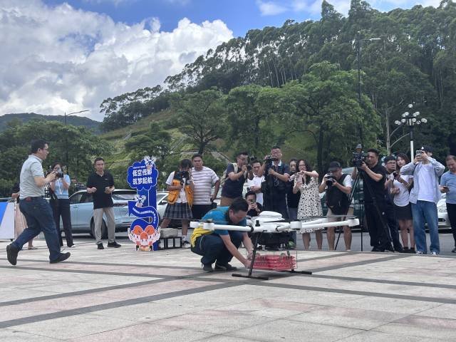 无人机载着录取通知书抵达黄埔区长岭街万科山景城 无人机载着录取通知书抵达黄埔区长岭街万科山景城