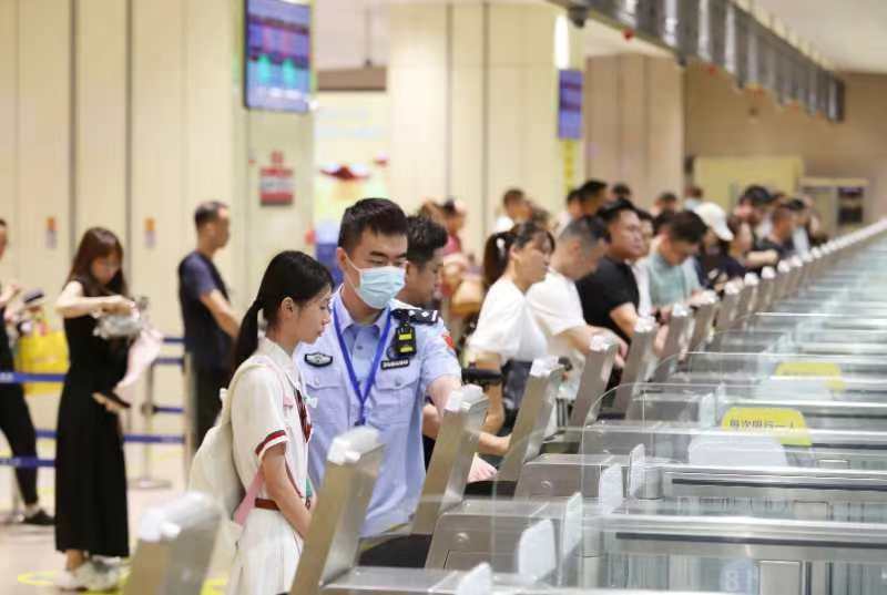 香港跟上海哪个城市更繁华（香港跟上海比哪个更繁华）