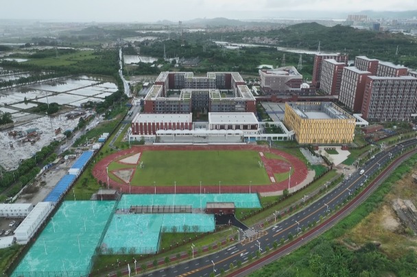 麒麟中学二期工程完成竣工验收，今年新招1400名高一新生比去年扩招500人