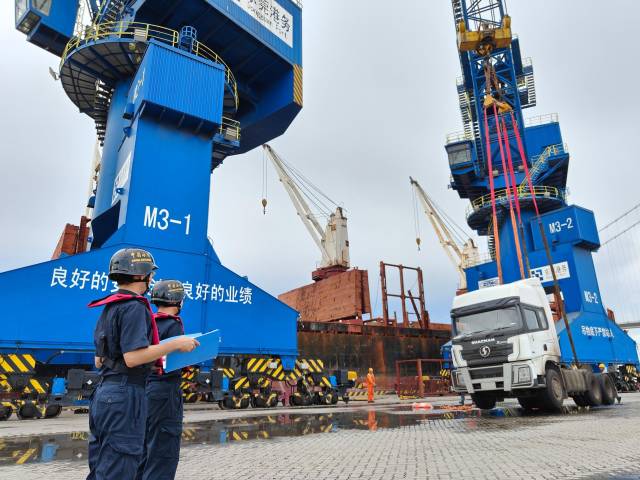沙田海关关员对出口东非达累斯萨拉姆港、服务“海上丝绸之路”建设的半挂车实施现场监管。王丹 摄 沙田海关关员对出口东非达累斯萨拉姆港、服务“海上丝绸之路”建设的半挂车实施现场监管。王丹 摄