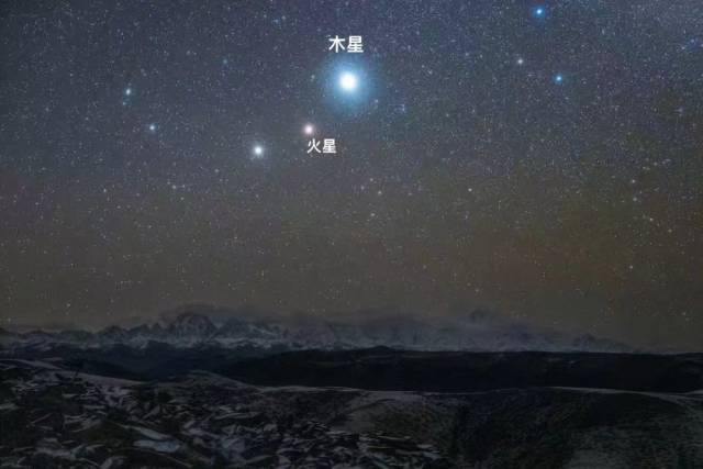 这是2020年3月28日在四川甘孜黑石城拍摄的火星和木星。（星空摄影师戴建峰 摄）