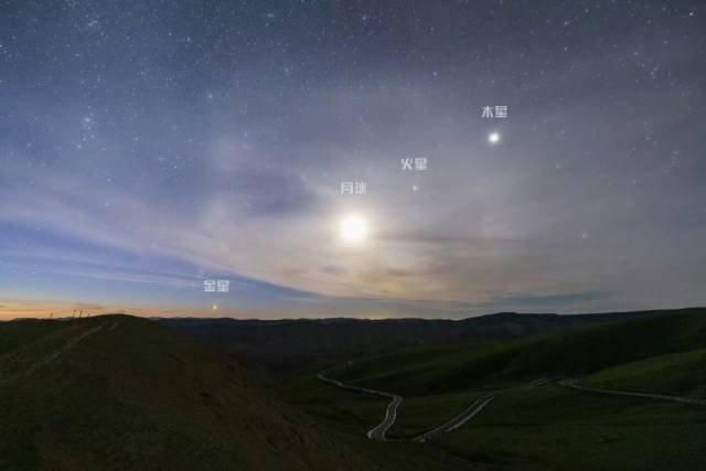 这是2022年6月24日在甘肃张掖拍摄的木星、火星、月球和金星。（星空摄影师戴建峰 摄）