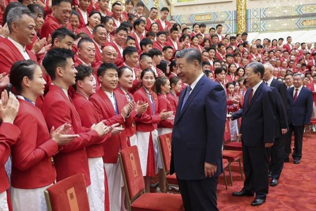 8月20日，习近平总书记在人民大会堂接见第33届夏季奥林匹克运动会中国体育代表团全体成员。新华社记者 鞠鹏 摄