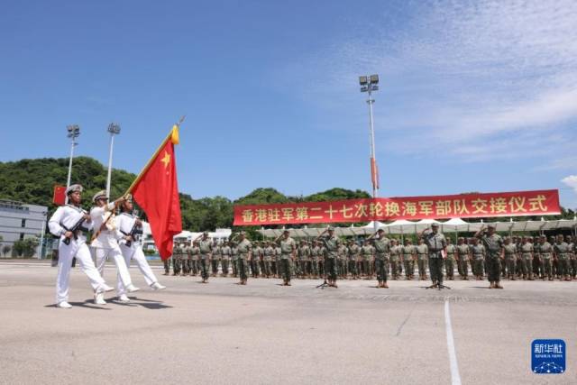 8月25日，中国人民解放军驻香港部队组织进驻香港以来第27次建制单位轮换。新华社发（张钧鸿 摄）