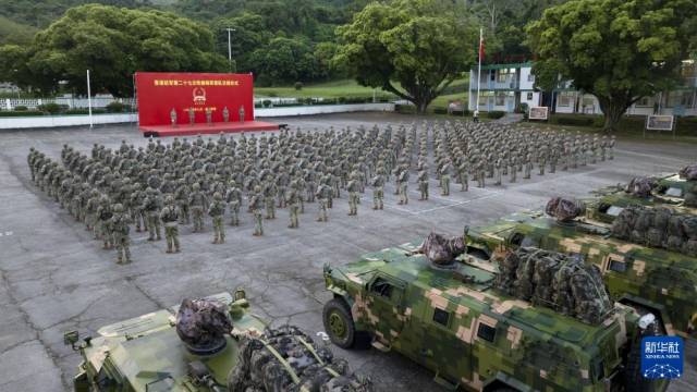 8月25日，中国人民解放军驻香港部队组织进驻香港以来第27次建制单位轮换。新华社发（张艺瀚 摄）