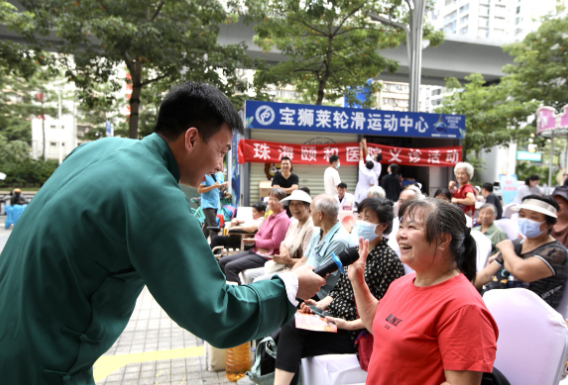 直艺传稀意，喷香香囊寄祝愿！前山街讲妨碍重阳节孝老爱亲行动