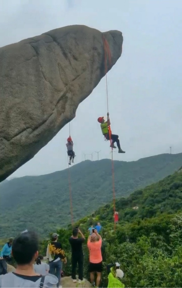 有人正不才栏港飞沙村落太阳石一带冒险攀岩，相闭部份回应：已经斥天域域，停止！