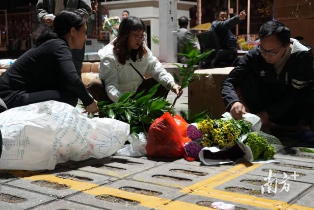 何金喜和“花公”“花婆”们聊天。