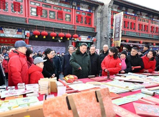 △2024年2月1日，习近平总书记在天津古文化街考察时，同店铺员工和现场群众互动交流。