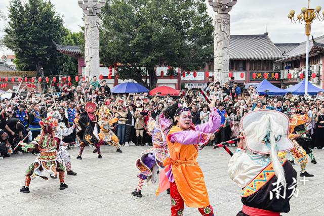 大年初四下午，揭阳市榕城区学宫广场，精彩的英歌舞表演正在进行。 