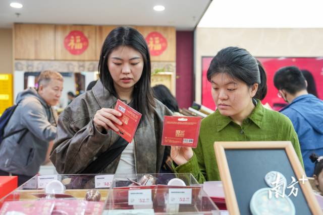 广东各大文化机构热度高涨，南越王博物院吸引省内外游客打卡新展、购买文创。